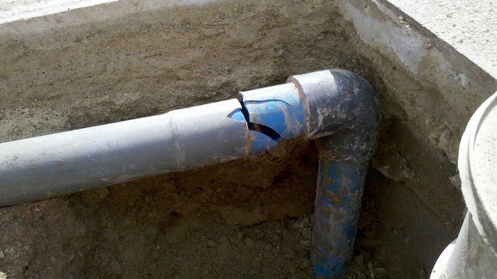 Fugas de agua en piscinas, localizamos fugas de agua en piscina