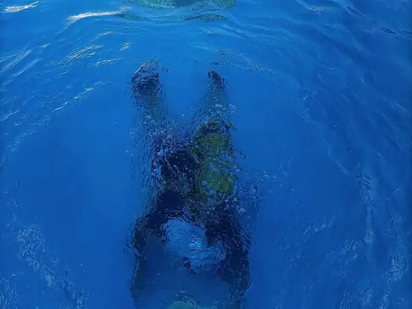 Buzo realizando una inspección subacuática del vaso de una piscina